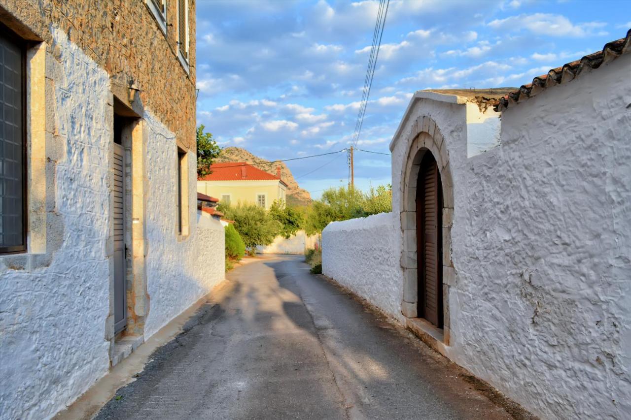 Anna'S Family Home Leonídion Dış mekan fotoğraf